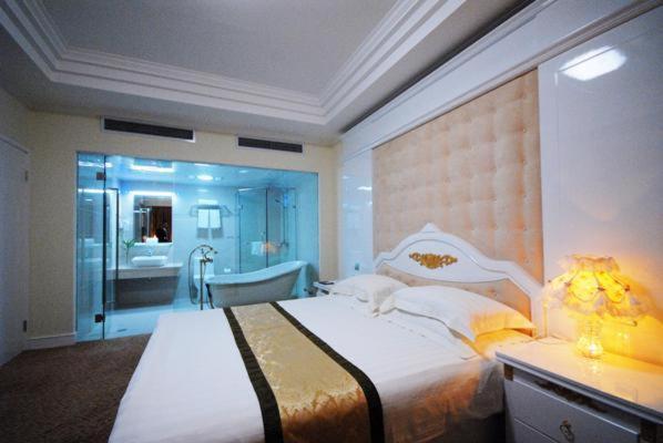 Peach Blossom Castle Hotel Шанхай Стая снимка